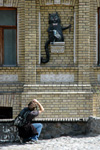 Борис фотографирует Бегемота около дома Булгакова