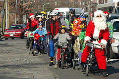 Весьма массовый веловыезд в рождественских костюмах