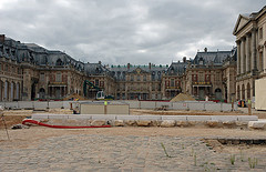 Le château de Versailles, заодно. Да, вот приходите вы в Версаль, может, единственный раз в жизни, а там все раскопано нафиг. Наслаждайтесь, блин. Спасибо, парк на месте хоть.
