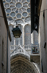 Вот выходишь на балкончик - а над тобой собор. Впечатляет. Cathédrale Notre-Dame de Chartres