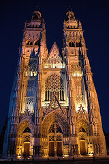 Cathedrale St-Gatien, Tours - поразил нас безумной красотой подсветки в ночи.