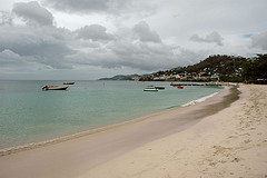 Вот такой в целом пустынный пляж - его дальний от нас конец