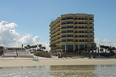 Отель со стороны океана