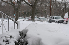 А вот и снег - после метели все автовладельцы в нашем комплексе выгоняют машины из двора на улицу - чтобы трактор убрал парковку