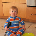 Максик помогает разбирать посудомойку, а заодно и готов есть)