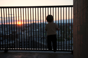 Максик взирает на закат с балкона номера в Филадельфии